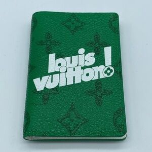 NWT LOUIS VUITTON Green Monogram "Louis Vuitton!" Pocket Organizer M80798